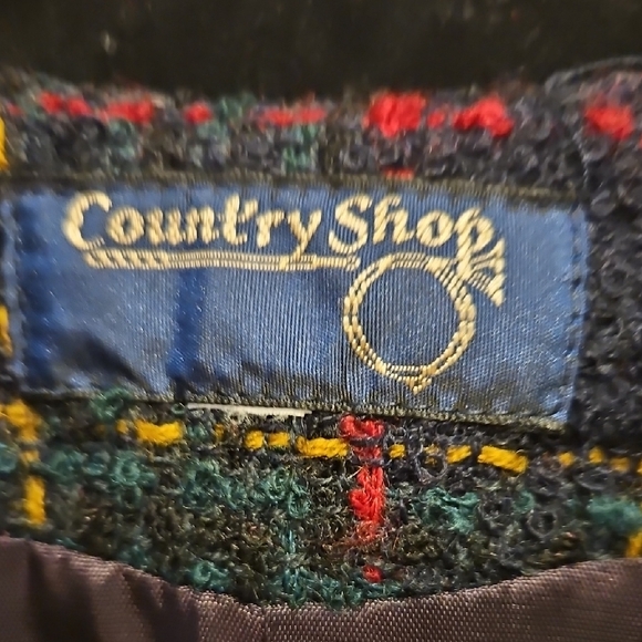 Elegant Plaid Vest with Gold Accents - Picture 2 of 3